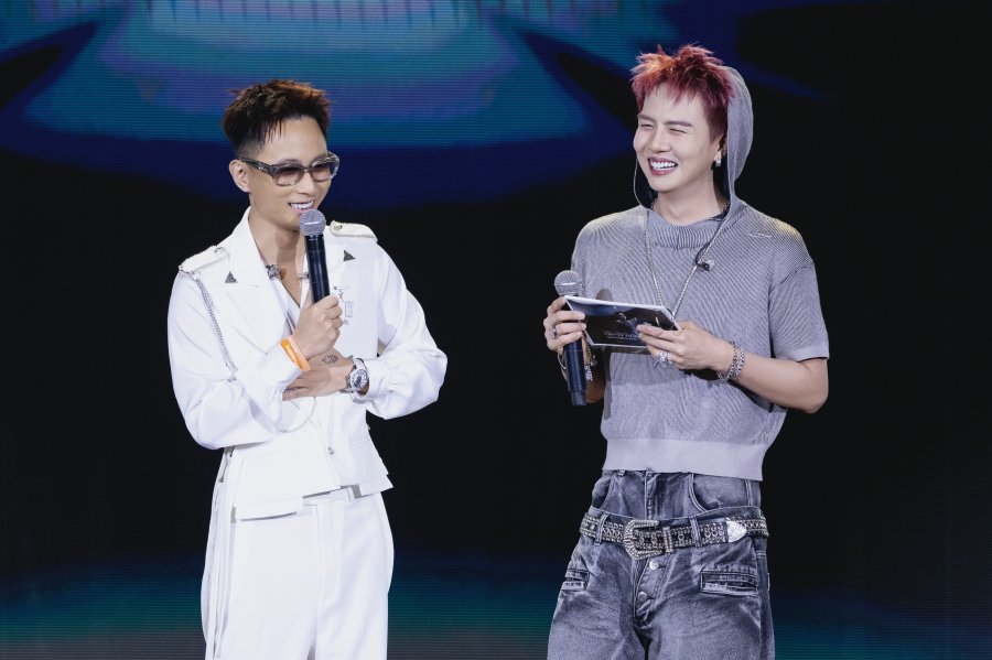 Duy Khánh đảm nhận vai trò MC.