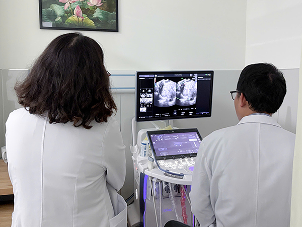 Các bác sĩ Thiện Nhân Hospital đánh giá kết quả siêu âm của bệnh nhân N.T.T 