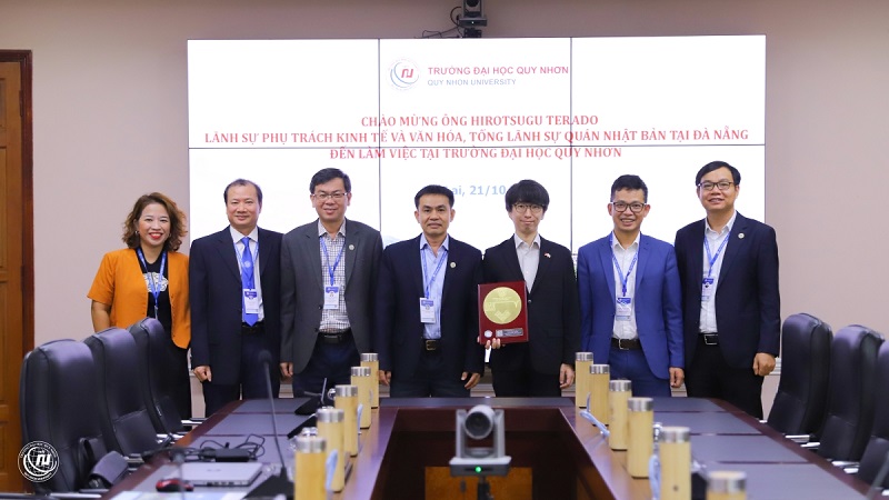 Lãnh sự Terado Hirotsugu làm việc với Trường Đại học Quy Nhơn.
