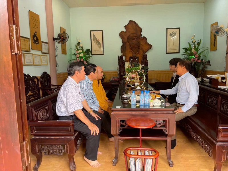 Lãnh sự Terado Hirotsugu và ngành chức năng tỉnh Gia Lai thăm chùa Hiển Nam.