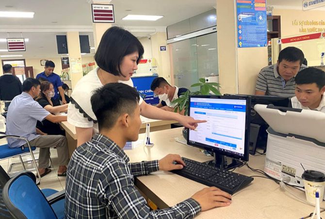 Cán bộ Trung tâm Phục vụ hành chính công tỉnh hướng dẫn người dân sử dụng dịch vụ công trực tuyến. Ảnh: Trung tâm Truyền thông KH&CN.