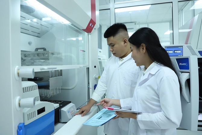 Giờ thực nghiệm của sinh viên tại Viện Công nghệ sinh học - TVU