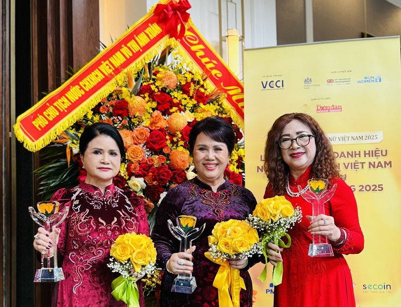 Ba nữ doanh nhân Gia Lai Hoàng Thị Phương Liên, Đồng Thị Ánh và Cao Thị Kim Lan tại lễ vinh danh.