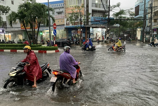Cơn mưa kéo dài gây ngập các tuyến đường chính trung tâm phường Bạc Liêu.
