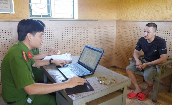 Đối tượng Nguyễn Văn Tuấn (SN 1987), tại xã Nam Ba Đồn, Quảng Trị bị tạm giữ vì hành vi lừa đảo thuê xe ô tô tự lái, làm giả giấy tờ xe để mang đi cầm cố. Ảnh: Công an Quảng Trị.