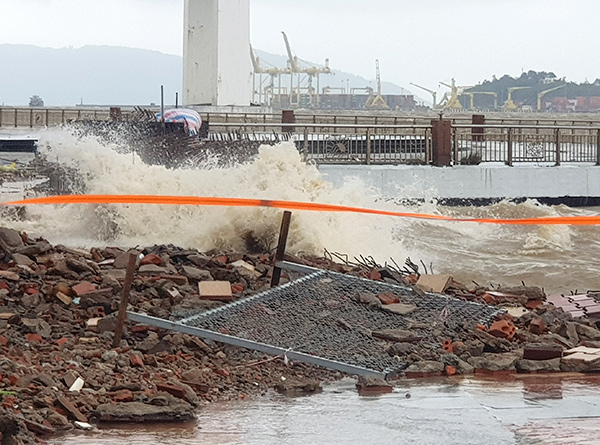 Sóng lớn do ảnh hưởng bão số 12 đánh vỡ nhiều đoạn vỉa hè đường Như Nguyệt gần cửa sông Hàn.