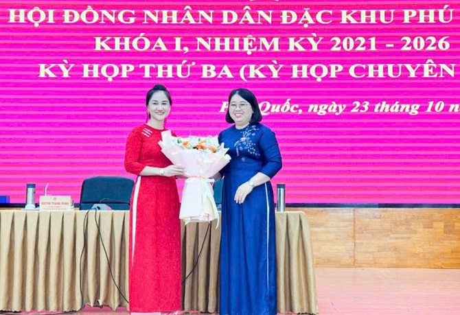 Bà Nguyễn Thị Kim Loan ( áo đỏ ) được bầu Phó Chủ tịch UBND Đặc khu Phú Quốc.
