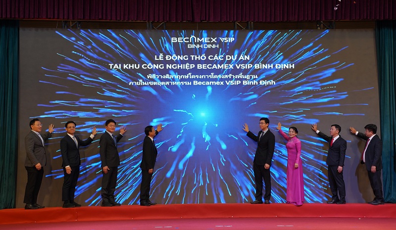 Các đại biểu thực hiện nghi thức khởi công trực tuyến các hạng mục công trình thuộc Khu công nghiệp, đô thị và dịch vụ Becamex VSIP Bình Định.