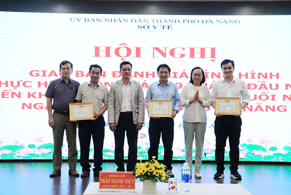 Giám đốc Sở Y tế Đà Nẵng tặng Giấy khen cho BV Đà Nẵng do thành tích thực hiện thành công ca ghép gan đầu tiên và cứu sống nữ sinh 18 tuổi bị tai nạn giao thông có nguy cơ tử vong. 