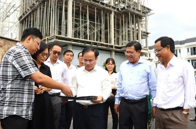 Đoàn công tác do Thứ trưởng Bộ Xây dựng Nguyễn Văn Sinh có buổi khảo sát khu nhà ở xã hội Tây Bắc phường Rạch Giá tỉnh An Giang.