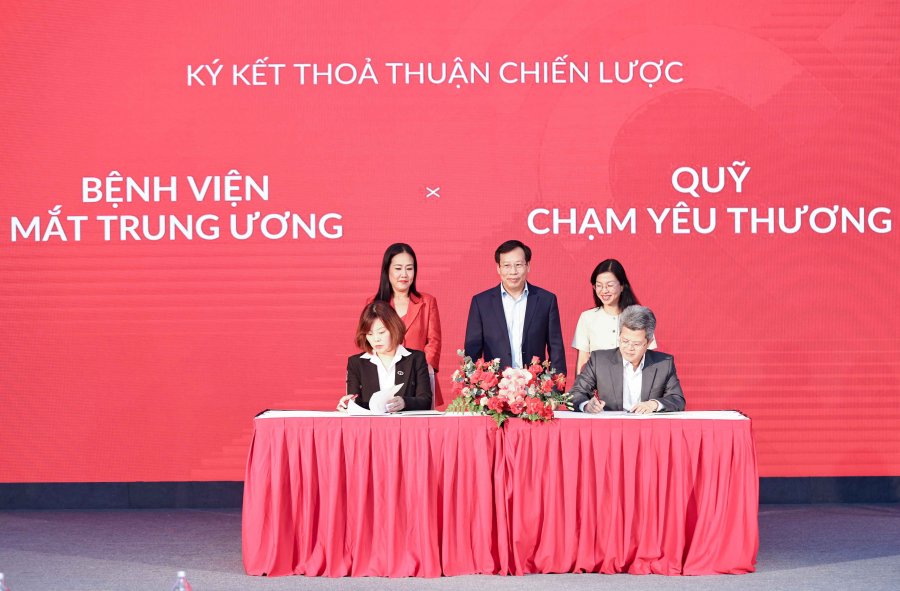 Kí kết thoả thuận chiến lược giữa Quỹ Chạm Yêu thương và Bệnh viện Mắt TƯ