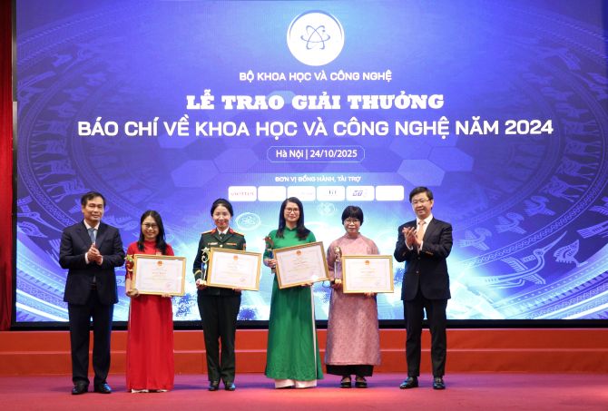 Các tác giả đoạt giải Nhất tại Giải thưởng báo chí về khoa học và công nghệ.