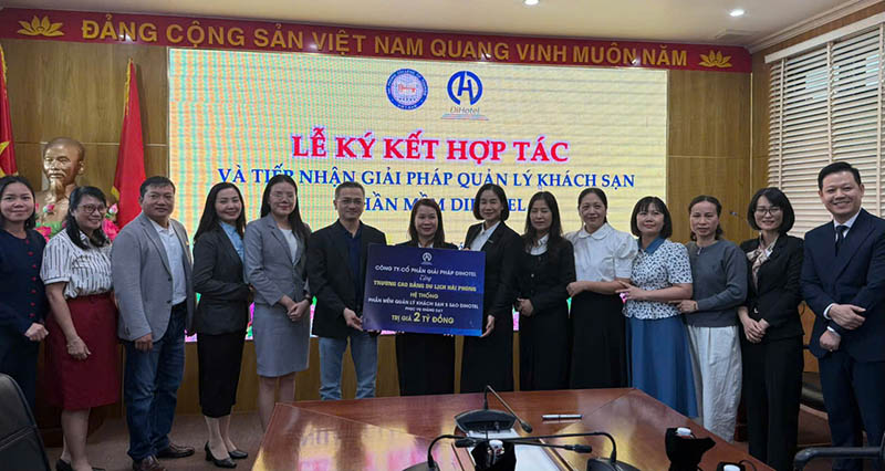 Ông Nguyễn Vĩnh Tâm, Chủ tịch HĐQT DiHotel trao tặng phầm mềm trị giá 2 tỷ đồng cho tập thể trường Cao đẳng du lịch Hải Phòng.