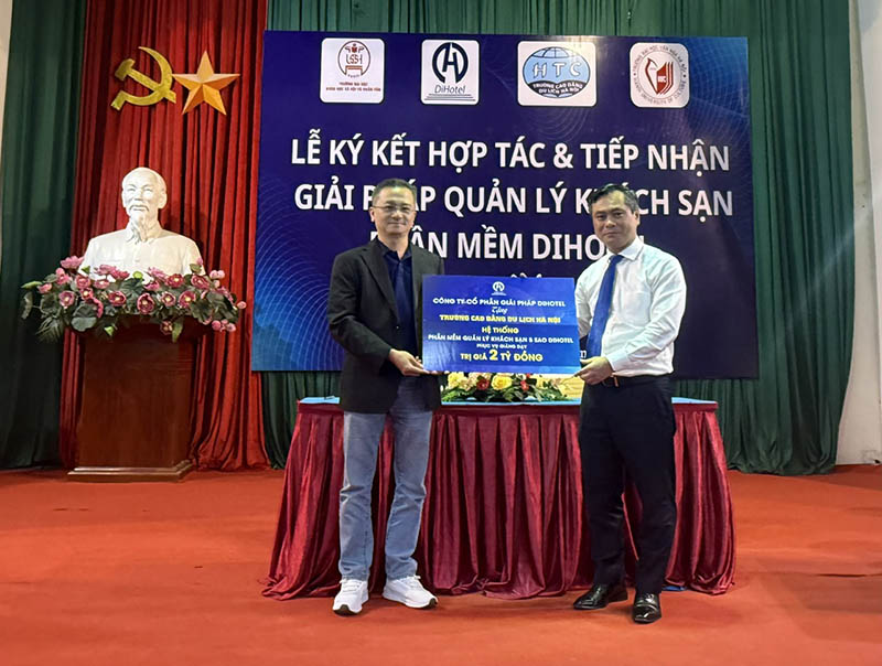 Ông Nguyễn Vĩnh Tâm, Chủ tịch HĐQT DiHotel và Hiệu trưởng trường cao đẳng du lịch Hà Nội, ông Phạm Văn Long, tại buổi lễ trao tặng ngày 23/10.