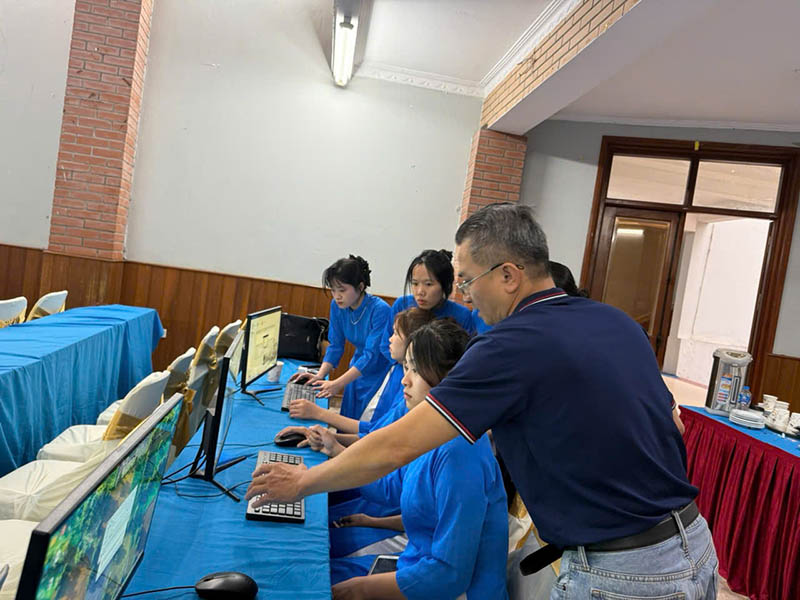 Ông Nguyễn Vĩnh Tâm, Chủ tịch HĐQT DiHotel hướng dẫn trực tiếp cho các em sinh viên trường Cao đẳng du lịch Hà Nội thao tác phầm mềm.