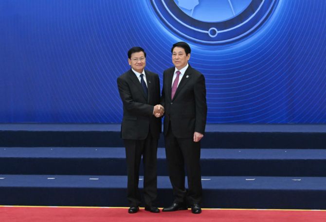 Chủ tịch nước Lương Cường đón Tổng Bí thư, Chủ tịch nước Lào Thongloun Sisoulith dự buổi lễ.