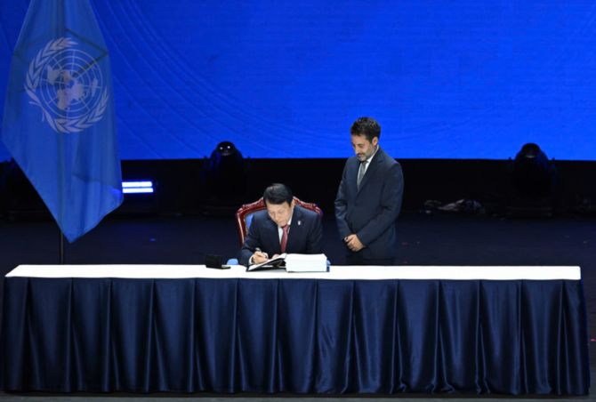 Bộ trưởng Công an Lương Tam Quang ký Công ước. (Ảnh: Thủy Nguyên)