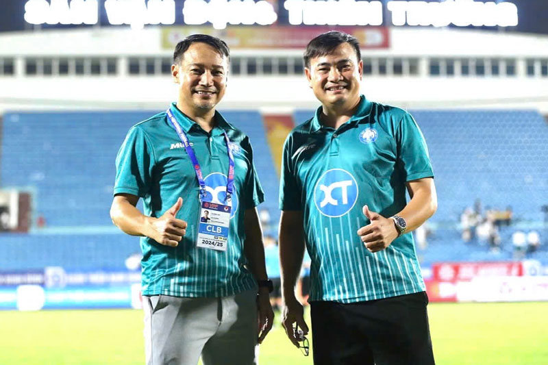 HLV Vũ Hồng Việt (trái) và ông Nguyễn Trung Kiên hoán đổi vị trí cho nhau. Ảnh: Thép xanh Nam Định.