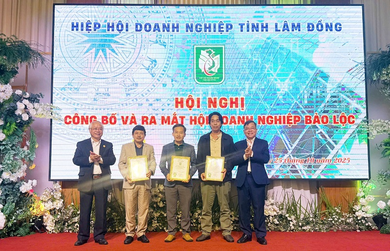 Ông Đinh Minh Quý và ông Nguyễn Văn Triệu trao chứng nhận hội viên mới.