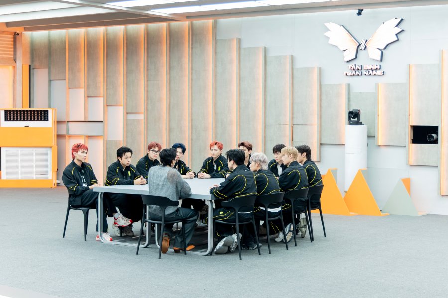 batch_NSXTN SOOBIN áp dụng hình thức _Sổ đầu bài_, răn đe các Tân binh vấn đề về ý thức, kỷ luật khi tập luyện