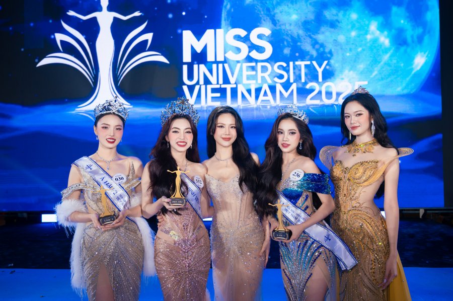 Hoa hậu Bùi Quỳnh Hoa và các thí sinh trong team.