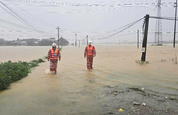 Các công ty điện lực thuộc EVNCPC đang ứng trực 24/24 để bảo đảm an toàn điện cho người dân, sắn sàng khôi phục cấp điện khi điều kiện cho phép.