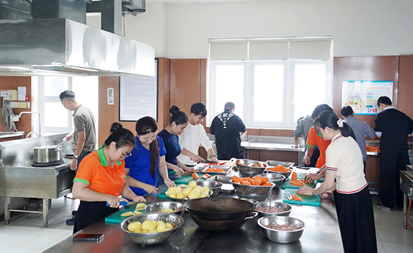 Sinh viên Đại học Đông Á trực tiếp chuẩn bị 600 suất ăn hỗ trợ các bệnh nhân đang điều trị và bị kẹt lại tại Bệnh viện đa khoa khu vực Quảng Nam (TP Đà Nẵng) do mưa lũ.