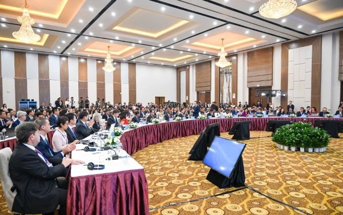 Các đại biểu tham dự hội nghị Bàn tròn Bộ trưởng về Quản trị AI. Ảnh: Giang Huy/Vnexpress