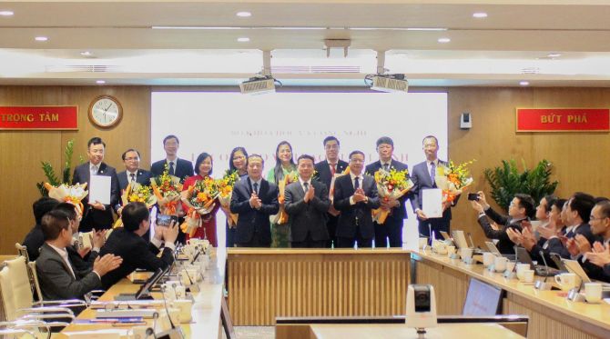 Lãnh đạo Bộ KH&CN chụp ảnh lưu niệm với các cán bộ được điều động, bổ nhiệm. Ảnh: Trung tâm Truyền thông KH&CN.