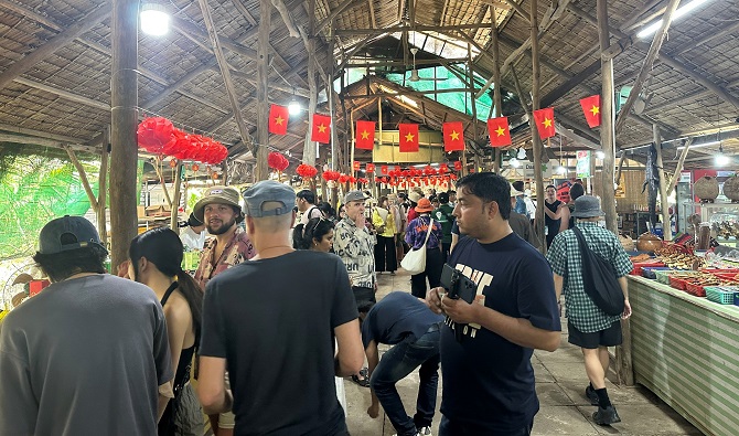 +ảnh 2: Du khách nước ngoài tham quan tại một điểm du lịch ở cù lao Thới Sơn, tỉnh Đồng Tháp.