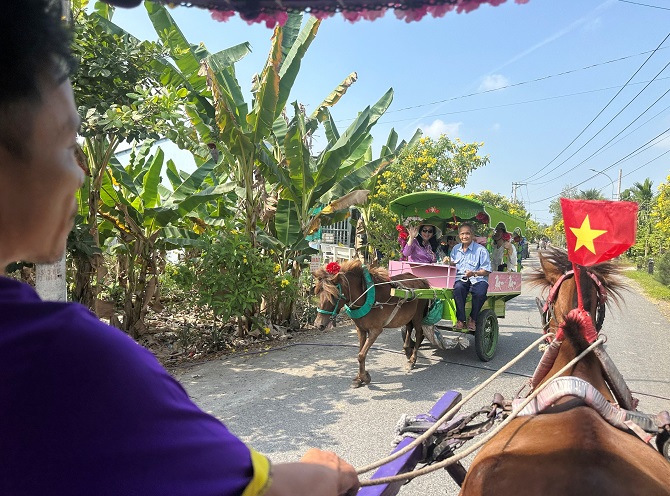 +ảnh 1: Du khách trải nghiệm đi xe ngựa ngắm cảnh đẹp ở cù lao Thới Sơn.