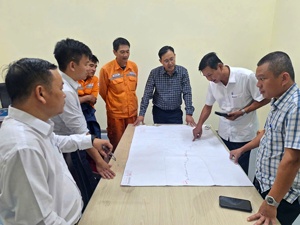 Các đơn vị chức năng của Công ty Điện lực Đà Nẵng bàn phương án khắc phục sự cố cột 110kV và đường dây 22kV cấp điện khu vực vùng cao Phước Sơn.