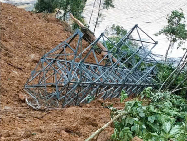 Cột số 33 đường dây 110kV Phước Sơn – thủy điện ĐăkMi 4 bị ngã đổ do mưa lũ gây sạt lở đất.