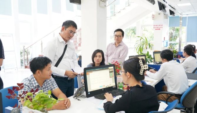 Đoàn công tác Bộ Khoa học và Công nghệ khảo sát thực tế tại Trung tâm Phục vụ hành chính công tỉnh Quảng Ngãi. Ảnh: Trung tâm Truyền thông KH&CN.