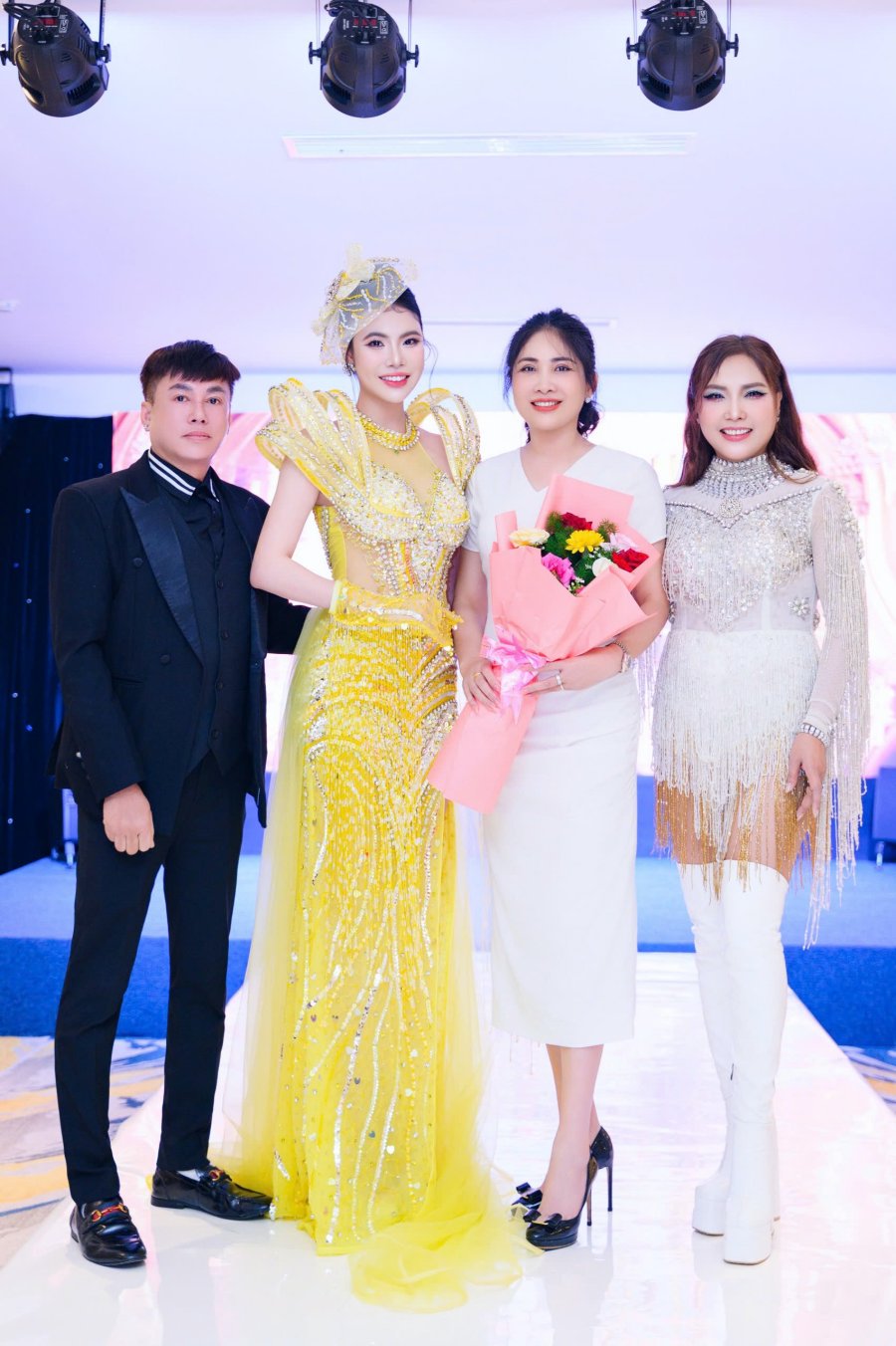 Từ trái sang: NTK Tomm Nguyễn, Á hậu Kim Khoẻ, thí sinh Trần Thị Phương (SBD 175), Chủ tịch Miss Business World Đặng Gia Bena