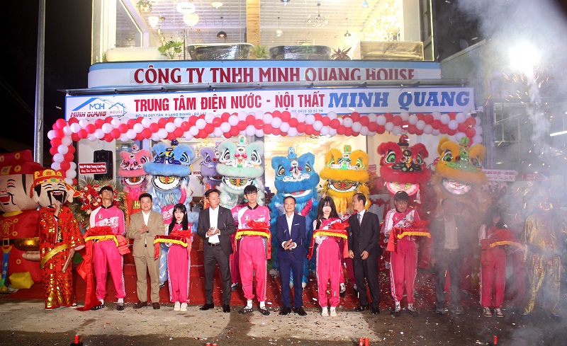 Các đại biểu thực hiện nghi thức cắt băng khai trương khai trương showroom điện nước – nội thất Minh Quang House 