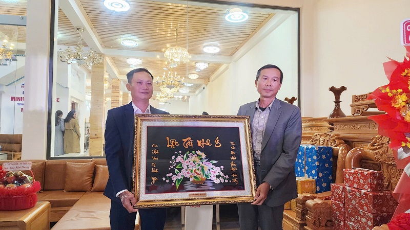 Phó Chủ tịch Hiệp hội Doanh nghiệp tỉnh Lâm Đồng tặng quà chúc mừng doanh nghiệp hội viên.