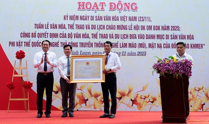 +ảnh 1: Công bố Quyết định công nhận di sản văn hóa phi vật thể quốc gia nghề thủ công truyền thống “Nghề làm mão (mũ), mặt nạ của đồng bào Khmer”.