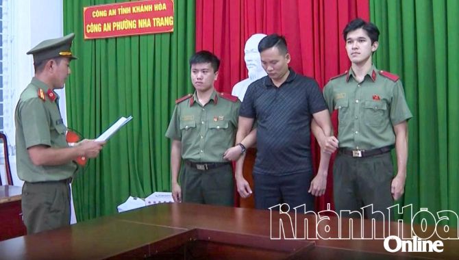 Cơ quan An ninh điều tra Công an tỉnh thi hành lệnh bắt tạm giam Ngọ Quang Sơn. Ảnh: Báo Khánh Hoà.