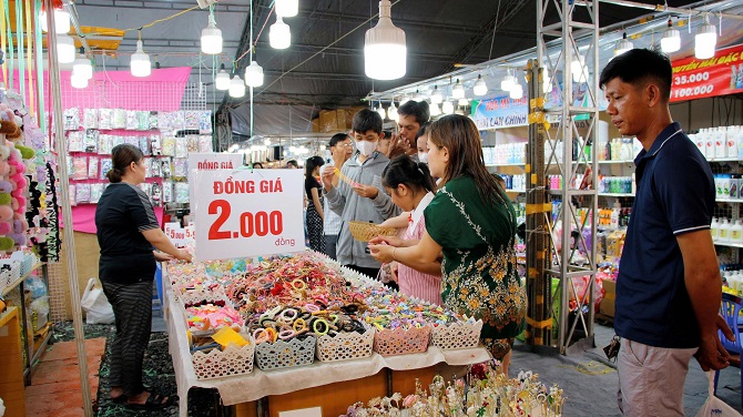 +ảnh 4: Một gian hàng tham gia tại hội chợ.