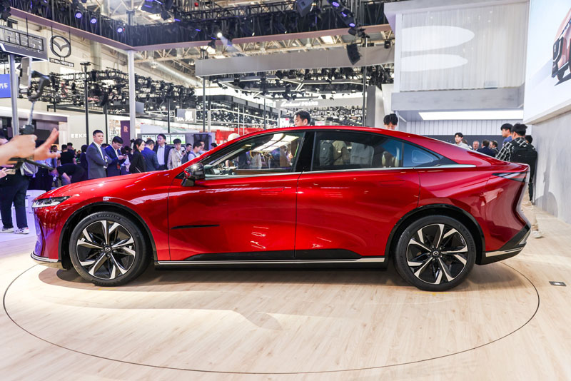 Mazda EZ-6 2026 ra mắt: 2 tuỳ chọn động cơ, giá từ 442 triệu đồng