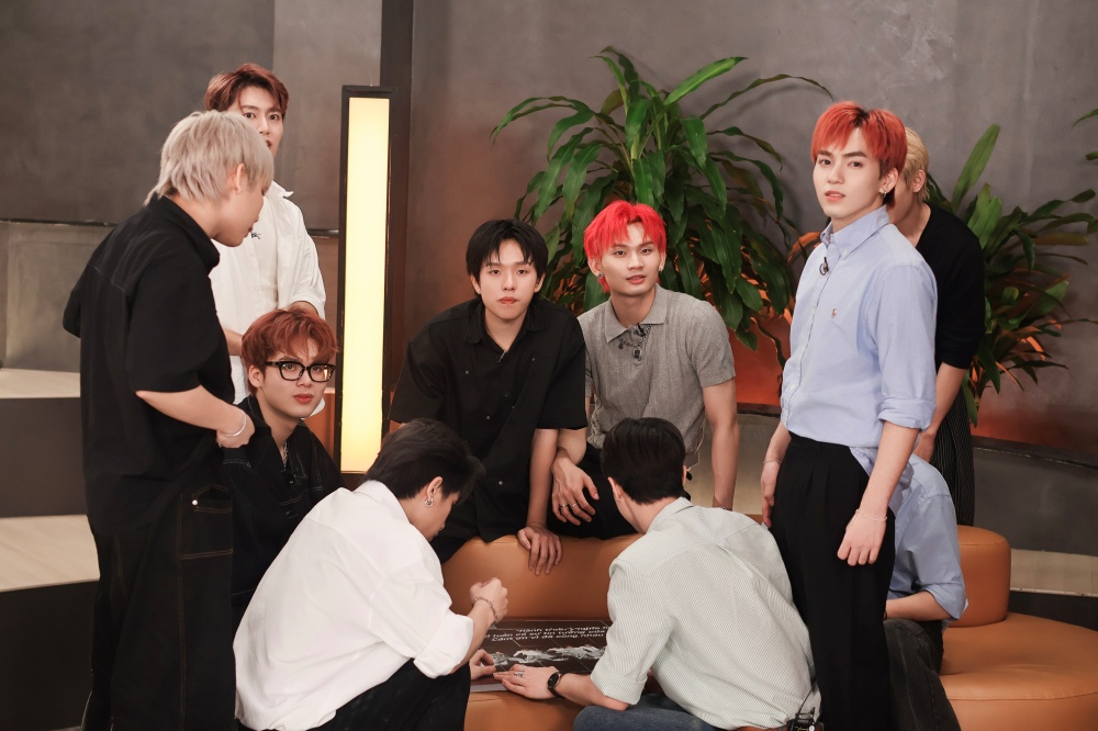 11 tân binh cùng nhau hoàn thiện bức tranh với các mảnh ghép vào cuối ngày