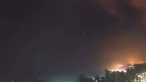 CLIP: Phát hiện vật thể lạ bí ẩn giống UFO bay gần vụ cháy rừng ở California