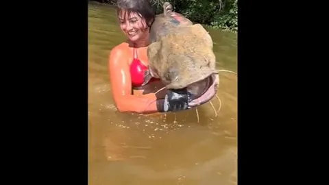 CLIP: Cô gái xinh đẹp tóm gọn cá trê khổng lồ bằng tay không