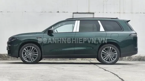 SUV ngang cơ Ford Everest, công suất 292 mã lực, trang bị tối tân, giá ngang Toyota Raize