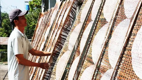 Làng nghề bánh tráng nhộn nhịp sản xuất phục vụ Tết