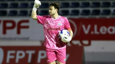 Văn Lâm đón tin vui từ 'đại gia' hạng Nhất, Filip Nguyễn nhận cảnh báo ở ĐT Việt Nam