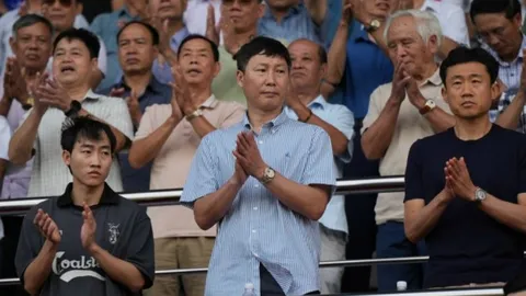 Trở lại V.League 'đãi cát tìm vàng', HLV Kim Sang-sik bất ngờ nhận món quà lớn