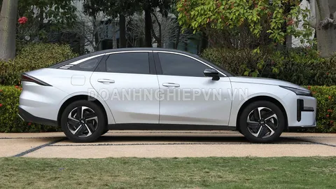 Xe sedan hạng C công suất 324 mã lực, ‘uống xăng như ngửi’, giá ngang Hyundai Grand i10