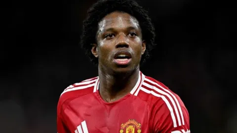 Man United xác nhận chia tay Tyrell Malacia, Ruben Amorim đón siêu hậu vệ giá 0 đồng?